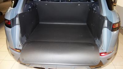 Es werden nicht nur Wände und Boden von Evoque 2 geschützt, sondern auch die Ladekante und de Stoßstange